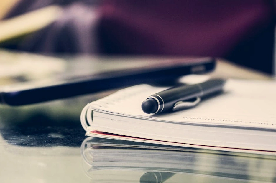 Tým logistických konzultantů při strategickém plánování.